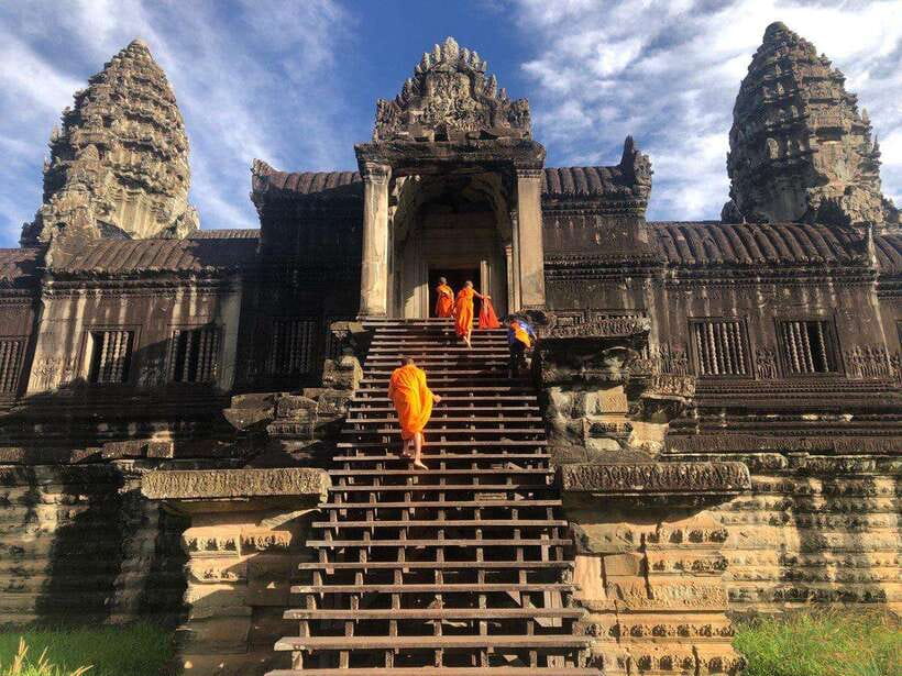 1-Day Angkor Wat Private Tour with Spanish Tour Guide. - Royal spaces and ceremonial terraces