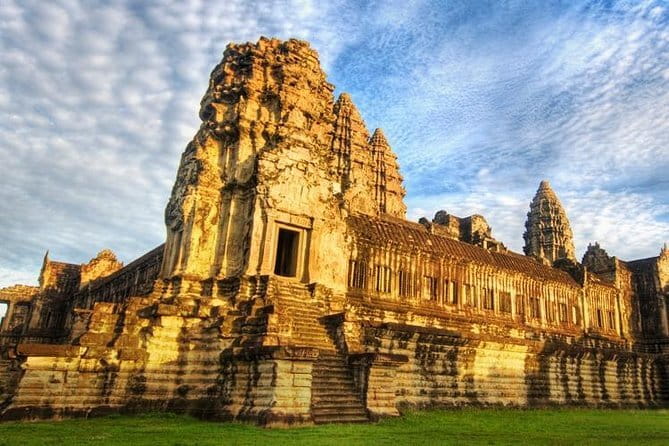 1 day special Tour: Angkor Wat,Bayon,Ta Prohm, Bantey srei and Beng Mealea - Banteay Srei and the finest small carvings