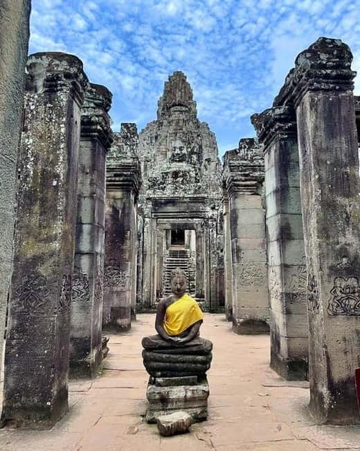 1-Day Trip to Angkor Wat with a Private or Shared Guide in Spanish - Pickup, temple tickets, and the first practical decisions