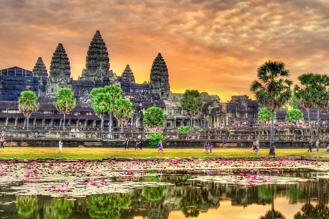 3-Day Tour(Unforgettable Angkor Temple Complex, Banteay Srei& Floating Village) - Day one among trees, towers and stone faces