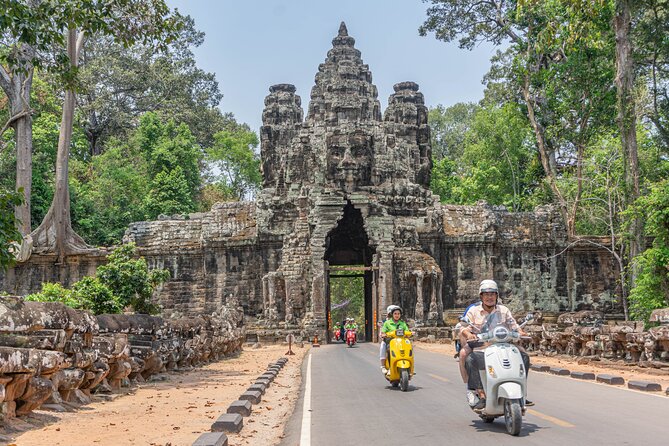 Angkor Adventure Vespa Tour / Tuk Tuk or Car - The road back through villages and rice paddies