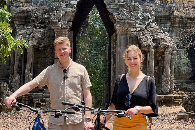 Angkor Sunrise Expedition Cycling Through Serene Backroads - Breakfast and bike setup at Srah Srang