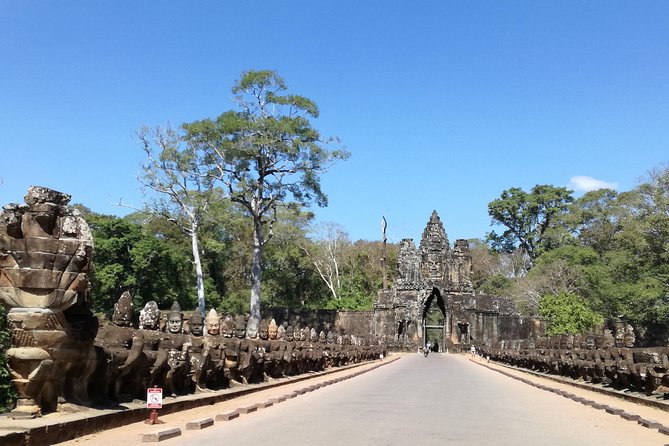 Angkor Temples Highlights: 2-Day Private Tour with Sunrise - Ta Som has a quiet, root-covered gateway