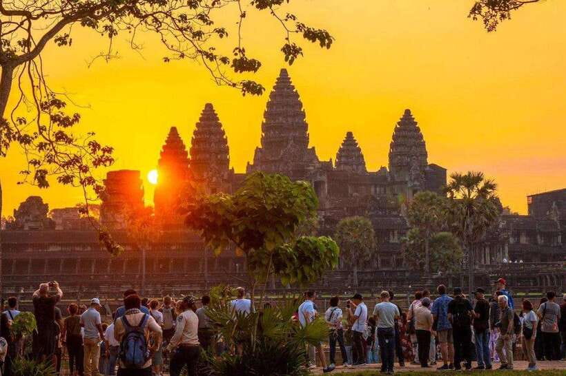 Angkor Wat 1 Day with Sunrise Combined tour with (Tuk Tuk) - Angkor Thom and the Bayon temple