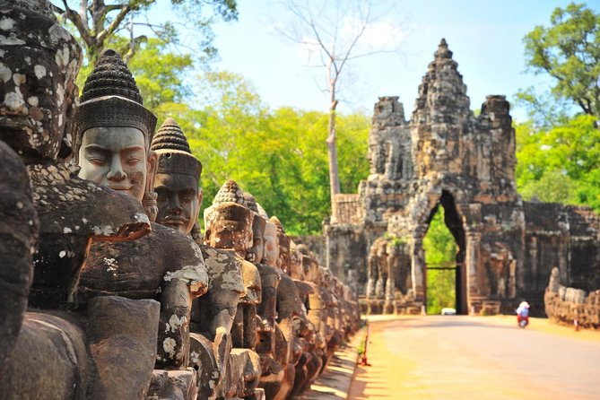 Angkor wat and Small group temples Full day tours - Angkor Thom explains the old capital