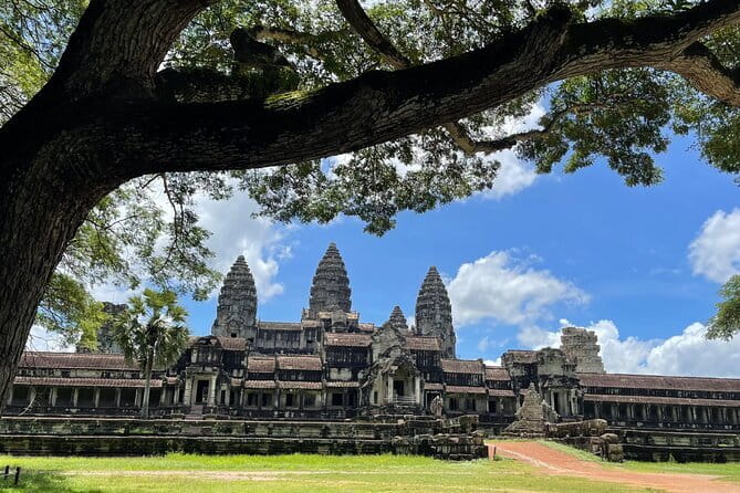 Angkor Wat & Banteay Srei 1-Day Tour - Returning to Angkor Wat before moving north