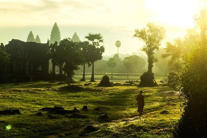 Angkor Wat & Banteay Srei 1-Day Tour - Banteay Srei and its small-scale detail