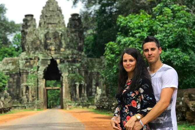Angkor Wat & Banteay Srei 1-Day Tour - Breakfast near the temples, at your own cost