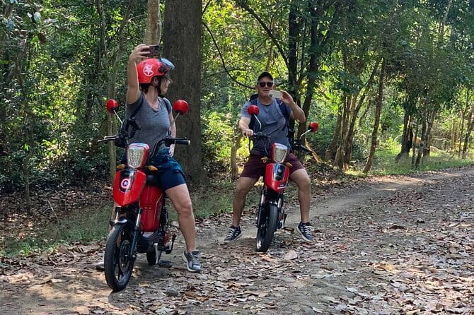 Angkor Wat Cycling Tour - Ta Prohm and the famous jungle setting