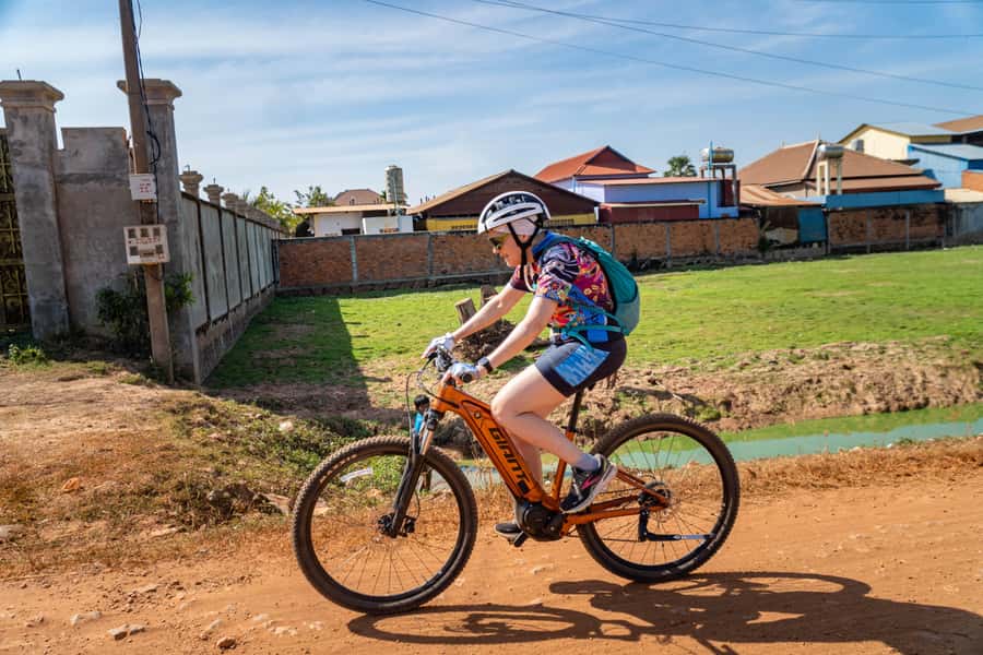 Angkor Wat: Guided Sunrise Bike Tour w/ Breakfast and Lunch - Sunrise at Angkor Wat, before the crowds