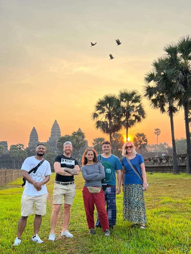 Angkor Wat: Highlights and Sunrise with Spanish Guide - The early start, heat, and walking