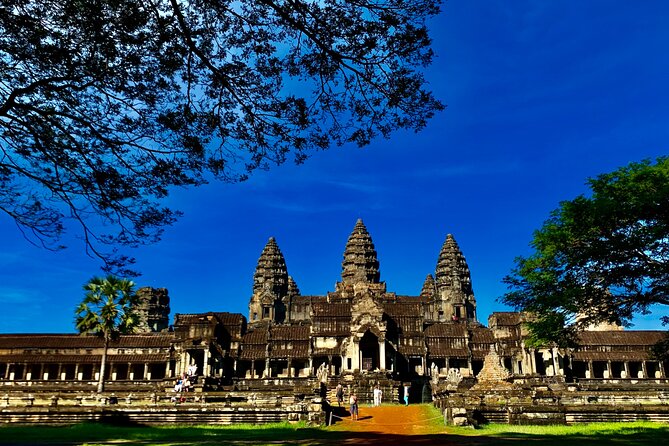Angkor Wat Small Circuit & Sunset Tour - Transport and water matter on a long temple day