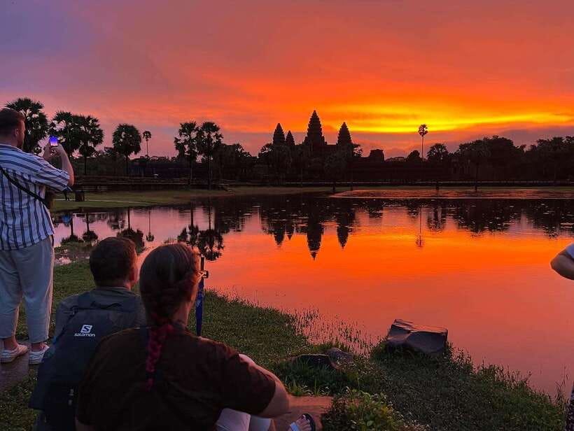 Angkor Wat Sunrise Bike Tour With Lunch Included - Why this eight-hour ride works so well