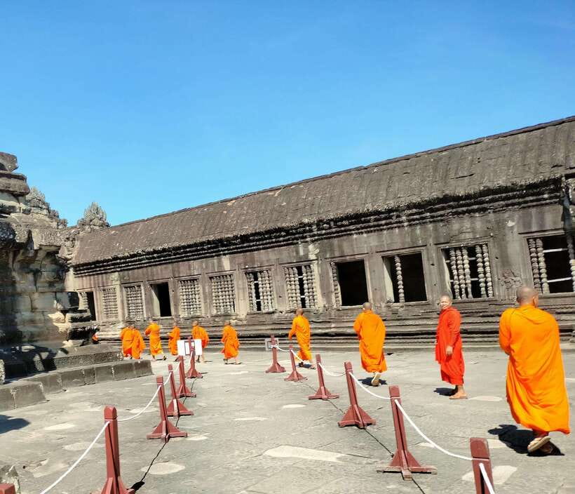 Angkor Wat Sunrise Shared Tours: Bayon-Ta Prohm-Banteay Srei - Guides, explanations, and photographs