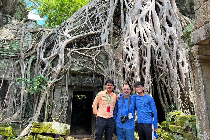 Angkor Wat Sunrise Tour By E-Bike Experience With Breakfast Included - Crossing Angkor Thom by electric scooter