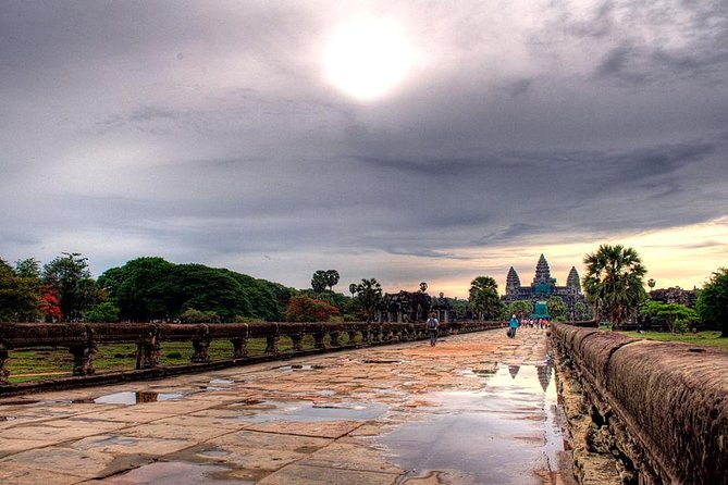 Angkor Wat Sunset Tour - A midday pause at Srah Srang