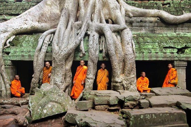 Angkor Wat Temples Tour with Entrance Ticket and Lunch - Lunch at a local restaurant