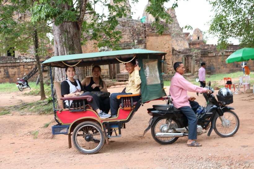 Angkor Wat: Tuk Tuk and Walking Tour - Bayon and its giant stone faces