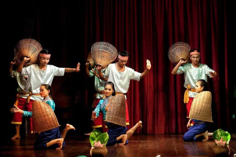 Apsara Performance include Dinner & hotel pick up - Who should book this experience?