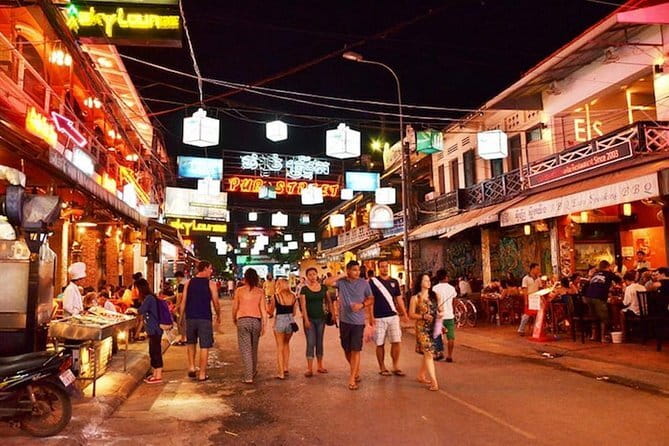 Apsara Show Dinner and Night Market Pub street - Tuk-tuk rides give the evening a local feel