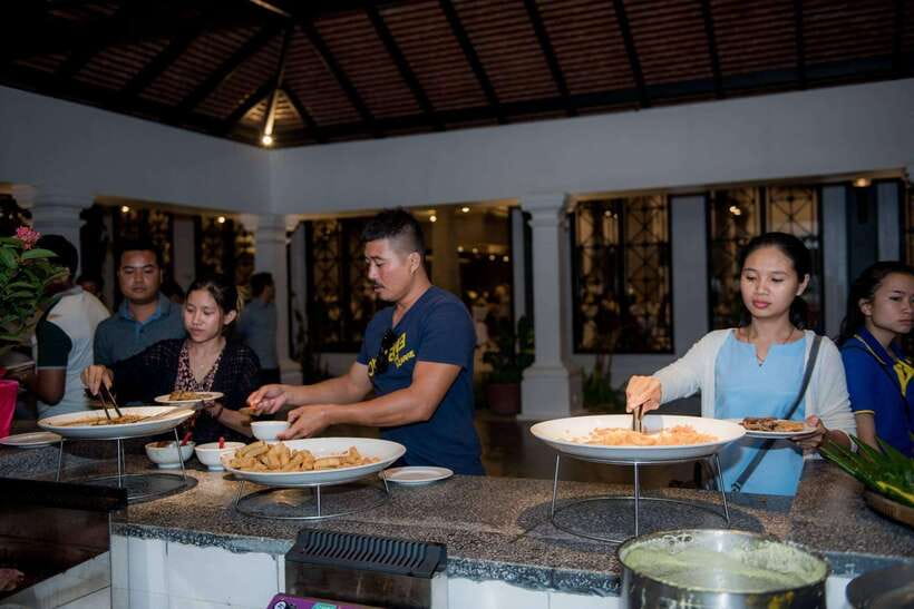 Apsara Traditional Dances & Local Buffet with Tuk-Tuk Ride - Key points at a glance
