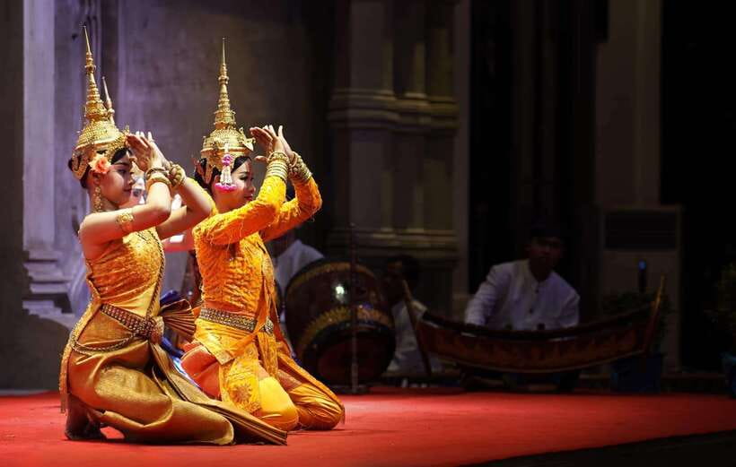 Apsara Traditional Dances & Local Buffet with Tuk-Tuk Ride - Reading the stories in Apsara dance