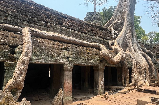 Bangkok to Angkor Wat 2 Days 1 Night by Flight - Bayon brings the famous faces close