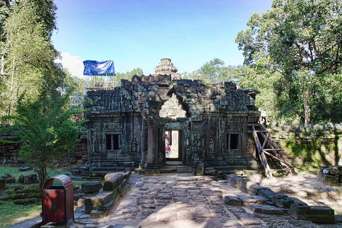 Banteay Srei & Angkor Big Circuit Tour - Ta Som pairs small scale with a dramatic tree