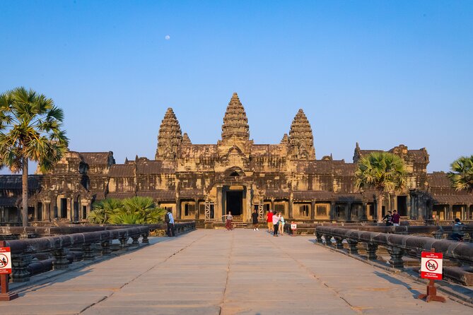 Banteay Srei & Angkor Big Circuit Tour - The private vehicle and guide shape the day