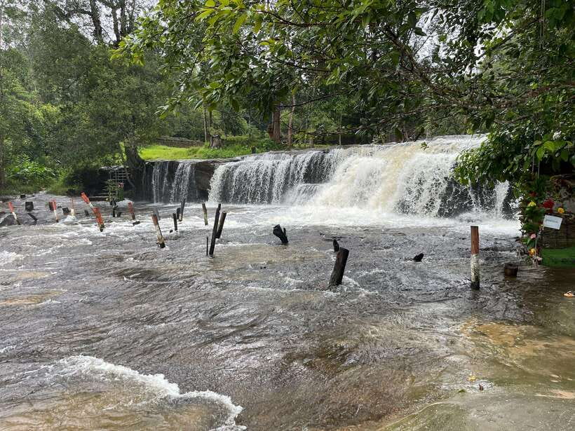 Banteay Srei, Kulen Waterfall & Beng Mealea Small-Group Tour - Lunch and the local flavor of the road