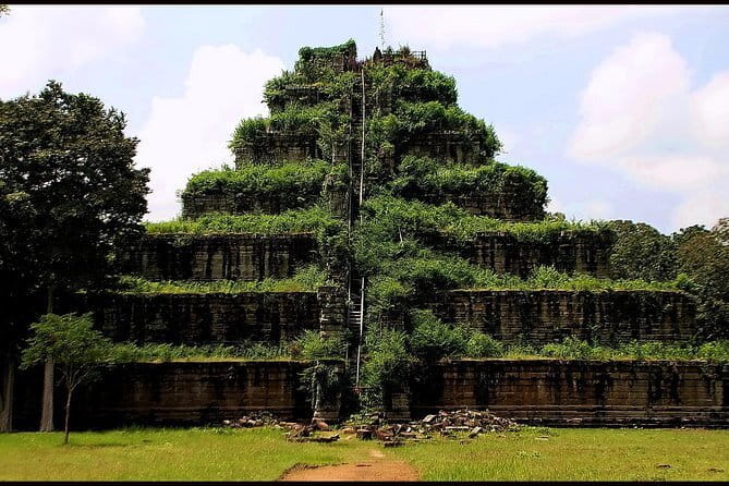 Explore Angkor Wat Sunrise Small Tour Private VIP Car - Two hours among Ta Prohm’s trees