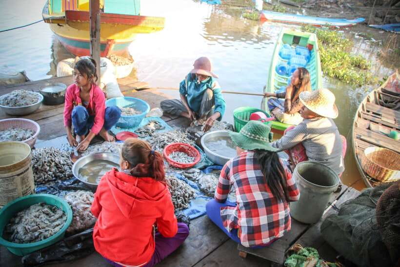 Floating Village and Tonlé Sap Sunset Tour - Meeting a family at Mey Chrey