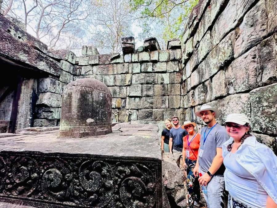 From Siem Reap: Banteay Srei Temple & Grand 5 Temple Tour - Neak Pean and a temple on an island