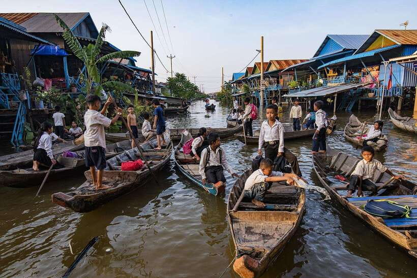 From Siem Reap: Floating Village Tour by Boat - A 30-minute stop at the pagoda or market