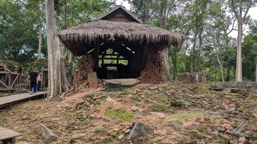 From Siem Reap: Koh Ker and Beng Mealea Private Day Tour - Beng Mealea’s broken towers and jungle setting