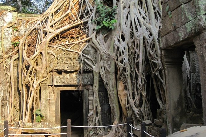 Full-Day Siem Reap Angkor Major Temples Private Tour - Angkor Thom begins with the South Gate