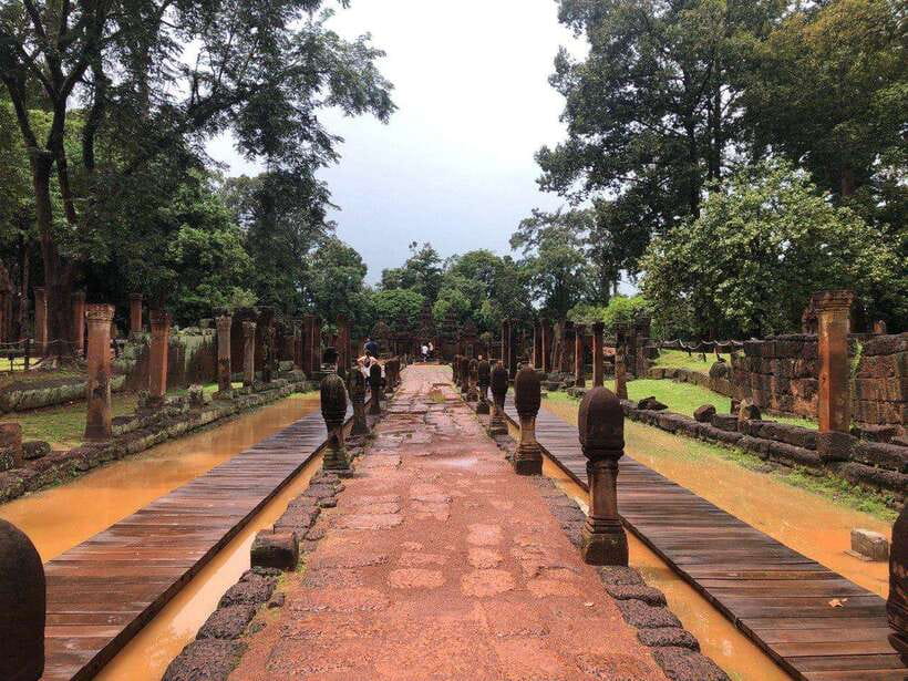 Full-Day Tour to Banteay Srey, Beng Melea & Kulen Mountain - Banteay Srei and the finest stonework of the morning