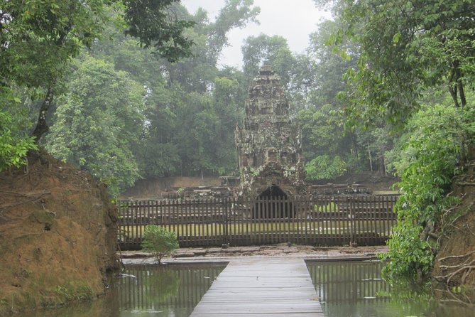 Grand Circuit with Banteay Srei and Banteay Samre Tour - Ta Som keeps the scale small and personal