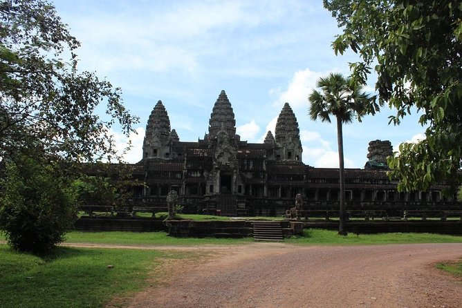 Half Day Tour- Angkor Wat, Ta Promh, Bayon Temple - Driver, guide, and photo help