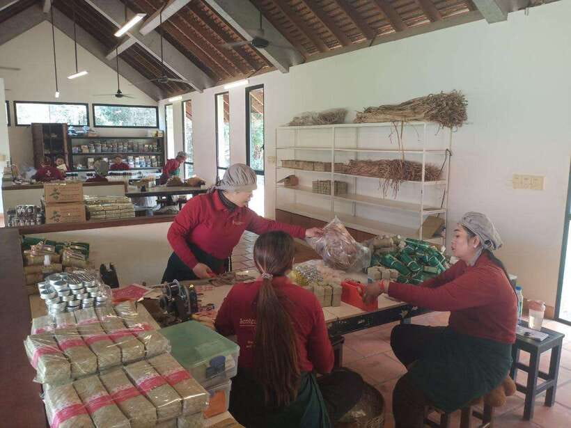 Half Day Trip: Silk Farm, Satcha, and Senteur d'Angkor Tour - Artisan d’Angkor: a final look at Cambodian handicrafts