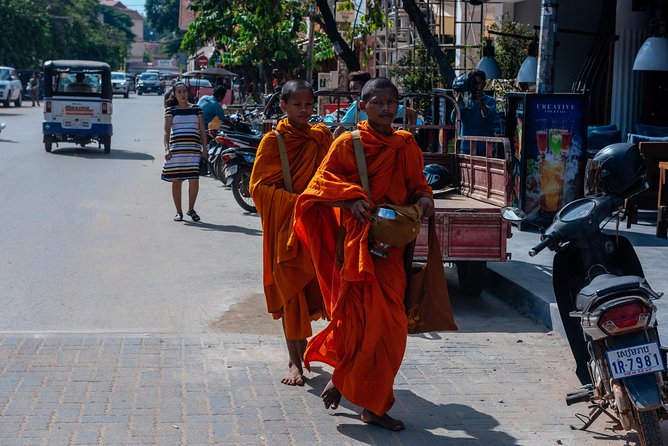 Highlights & Hidden Gems With Locals: Best of Siem Reap Private Tour - Starting at the old market near Pokambor Avenue
