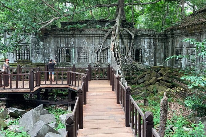 Kbal Spean, Banteay Srei, Beng Melea & Rolous temples Tour - Kbal Spean and the riverbed carvings