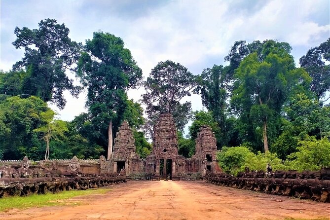 Kbal Spean Trekking Tour with Banteay Srei and Landmine Museum - Banteay Samre, a quiet final temple