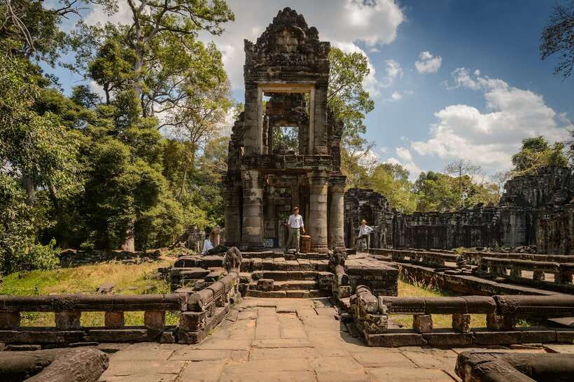 Kbal Spean Trekking Tour with Banteay Srei & Landmine Museum - The 2.5-hour walk at Kbal Spean