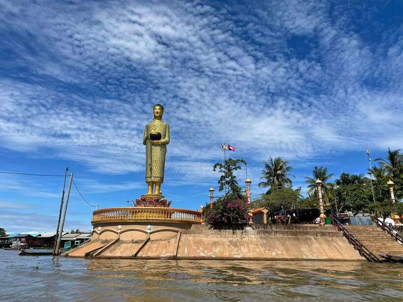 Kompong Kleang Floating Village Guide Tour from Siem Reap - A short walk through the traditional village