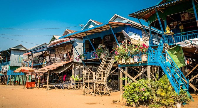 Kompong Phluk Floating village & Mangrove forest cruise - Entering Kompong Phluk by boat