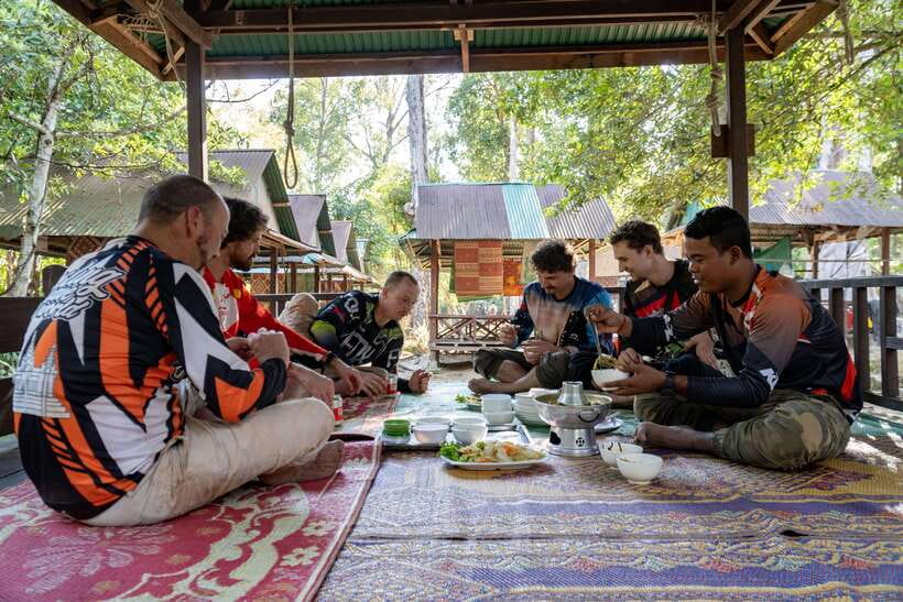 Krong Siem Reap: Kulen Mountain Trails Dirt Bike Adventure - Lunch in a local restaurant