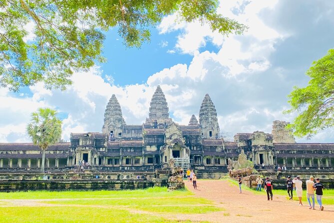 Private Angkor Wat and Lost Temple Jungle Tour - Passing through Angkor Thom’s South Gate