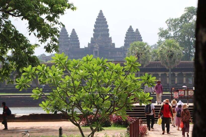 Private Angkor Wat Sunset Tour with Lunch and Snack Included - Entering Angkor Thom through the South Gate