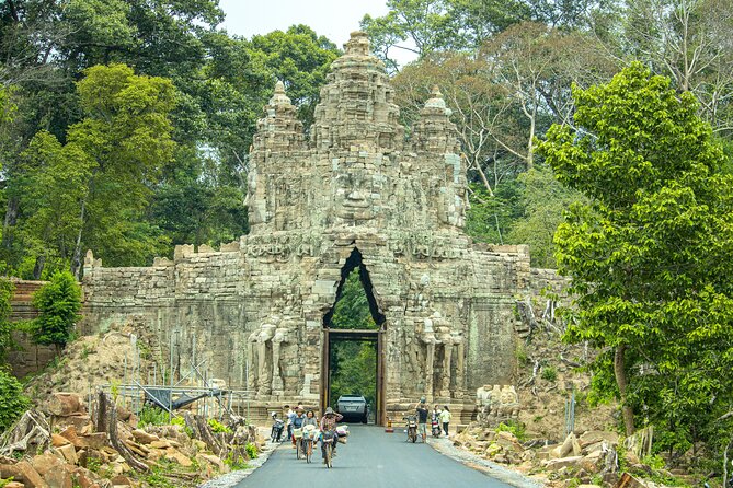 Private Angkor Wat Tour & Angkor Park/Heritage With Local Guide - Lunch beside Srah Srang breaks up the heat